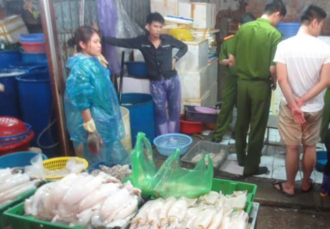 Bên trong xưởng ngâm tẩm mực thối ở Hà Nội