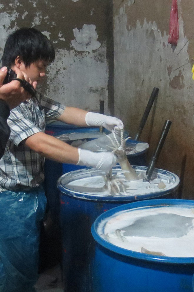 Bên trong xưởng ngâm tẩm mực thối ở Hà Nội