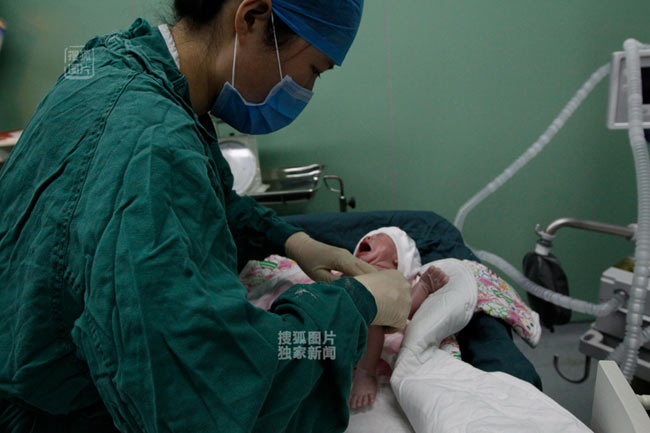 Cảm phục mẹ liệt chân vẫn sinh con