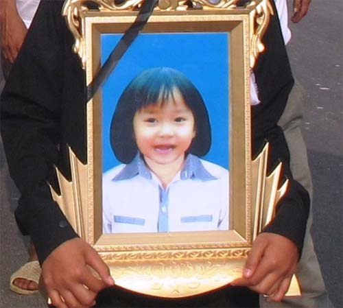 noi dau nguoi me co con gai bi xe may dam chet - 1
