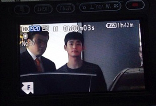 kim soo hyun dang tren duong den viet nam - 2