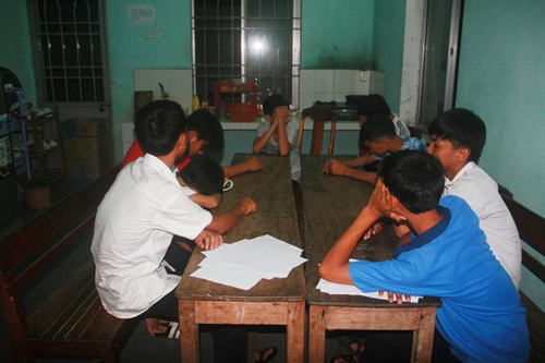 8 hoc sinh lop 9 trom hang loat xe dap trong truong - 1