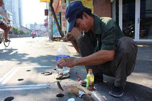 cau ca ngay tren nap cong giua pho sai gon - 1