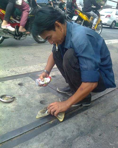 cau ca ngay tren nap cong giua pho sai gon - 2