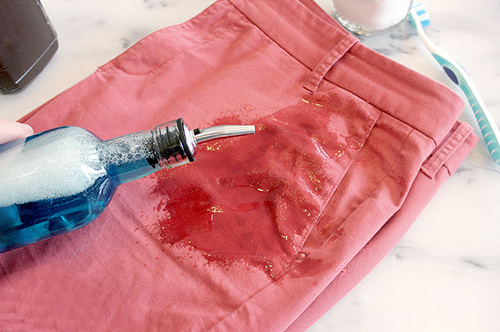 Image result for tẩy vết bẩn trên quần áo màu