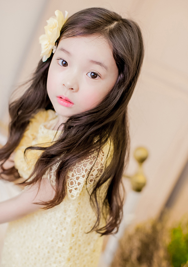 Mẫu nhí 6 tuổi & quot;đắt show & quot; như người lớn