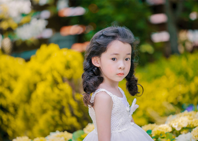 Mẫu nhí 6 tuổi & quot;đắt show & quot; như người lớn