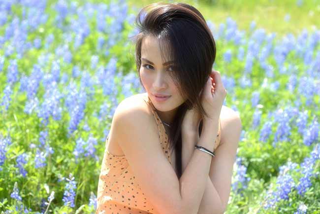 Vợ cũ Lam Trường khoe vòng 1 sexy