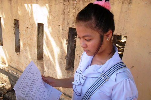 mot thi sinh thi mon tieng anh duoc 27 nguoi "phuc vu" - 1