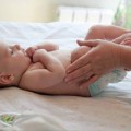 Làm mẹ - Chiêu massage tăng miễn dịch cho bé sơ sinh