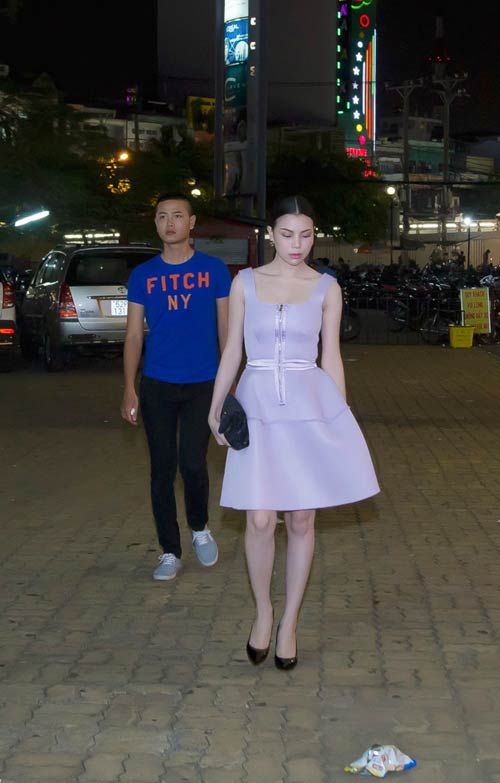 tra ngoc hang khong ngai nhat rac tren duong - 4