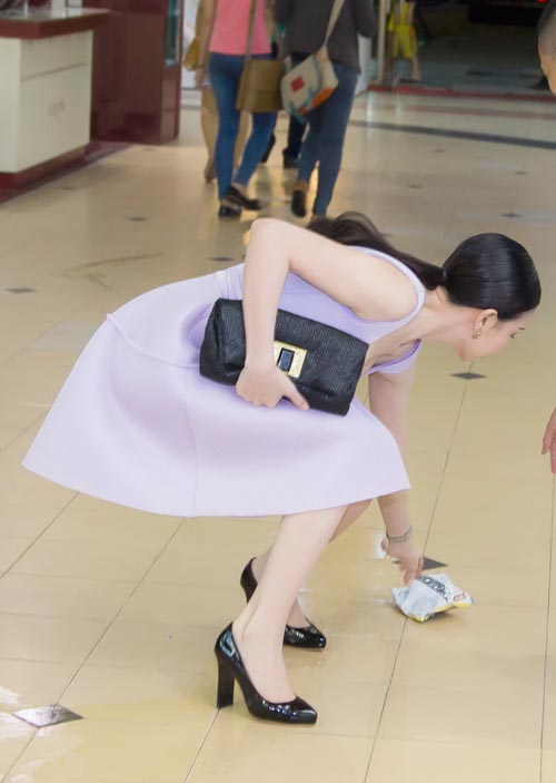 tra ngoc hang khong ngai nhat rac tren duong - 6