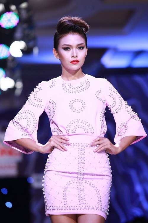 diem my 9x khoe 2 vong tao bao tren san catwalk - 19