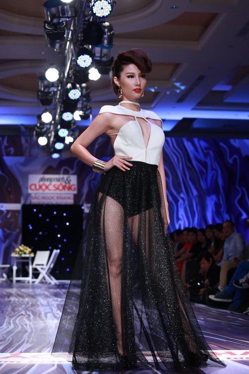 diem my 9x khoe 2 vong tao bao tren san catwalk - 4
