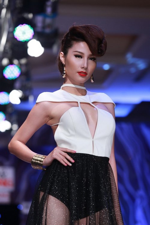 diem my 9x khoe 2 vong tao bao tren san catwalk - 3