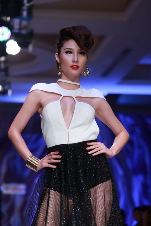 diem my 9x khoe 2 vong tao bao tren san catwalk - 1