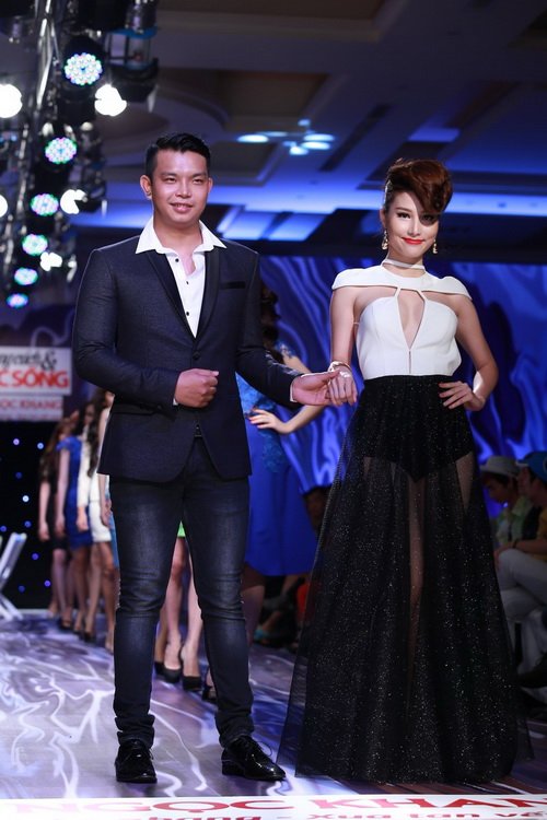 diem my 9x khoe 2 vong tao bao tren san catwalk - 7