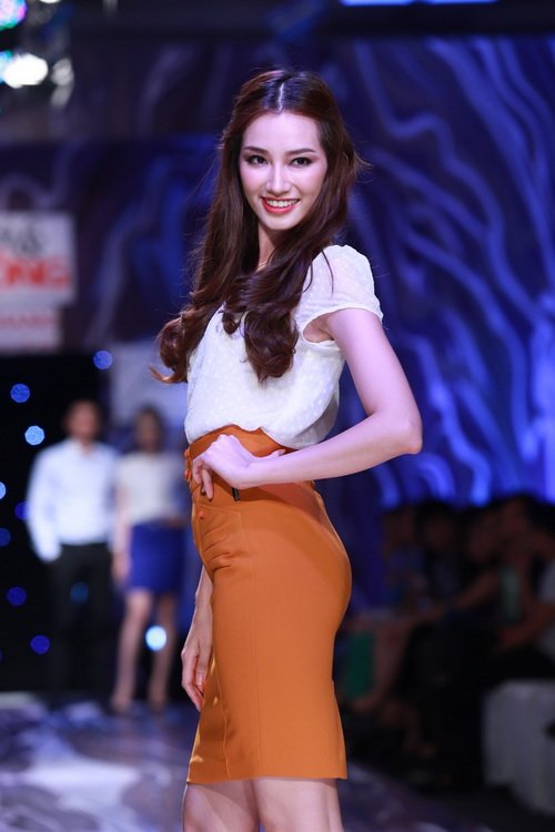 diem my 9x khoe 2 vong tao bao tren san catwalk - 8