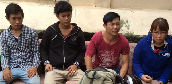 thieu nu bi bat coc khi bo me vang nha - 1