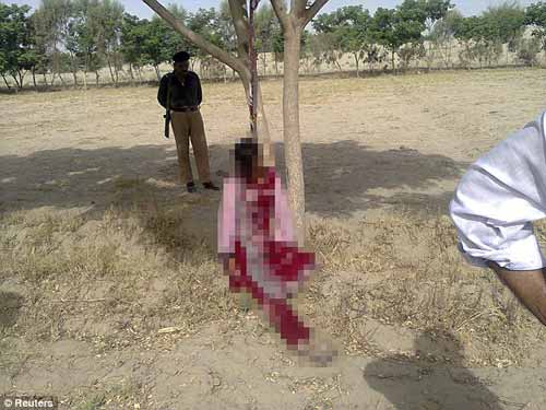 pakistan: thieu nu bi cuong hiep, treo co len cay - 1