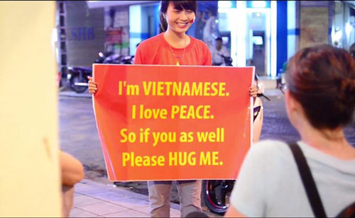 Cảm động tình yêu nước của thế hệ trẻ