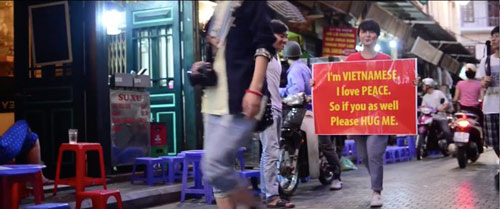 Cảm động tình yêu nước của thế hệ trẻ
