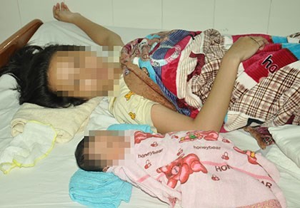 nu sinh cap 2 sinh con muon tiep tuc duoc den truong - 1