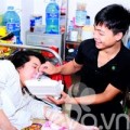 Bà bầu - Ấm lòng chồng đưa cơm chăm vợ bầu