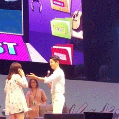 fan gao thet truoc man hat di dong cua "dai uy" song joong ki - 1