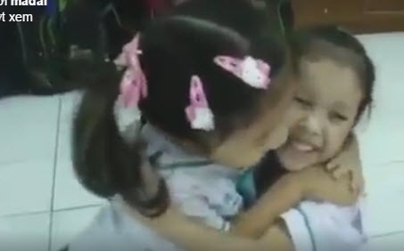tre em thai lan bat dau ngay hoc bang viec om nhau - 2