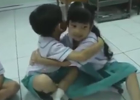 tre em thai lan bat dau ngay hoc bang viec om nhau - 3