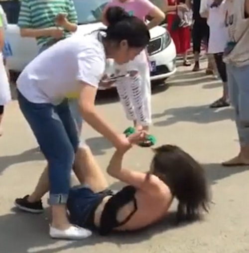 vo lot ao, danh ghen tinh nhan cua chong giua pho - 3