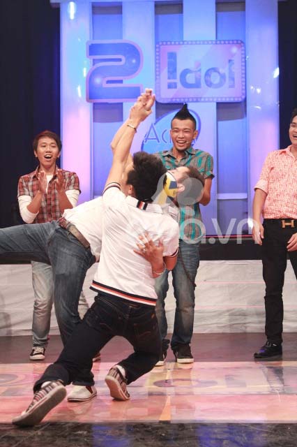 Đại Nghĩa cổ vũ Trấn Thành nhảy 'tango' cùng bóng - 8