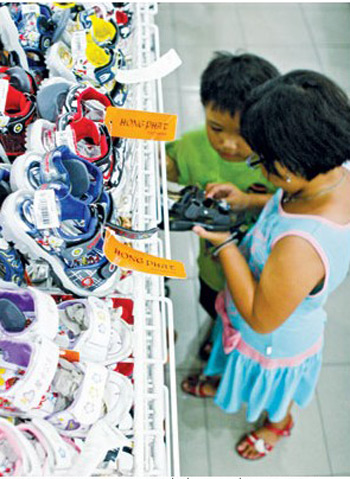 Đỏ mắt tìm giày dép trẻ em “made in Việt Nam” - 1