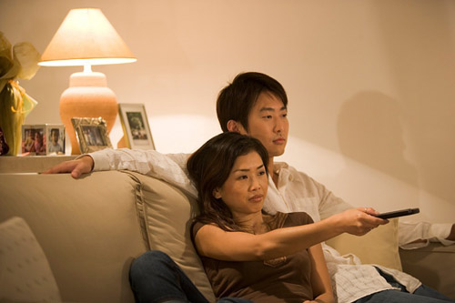 Khổ sở vì chồng đòi 'yêu' theo phim - 2
