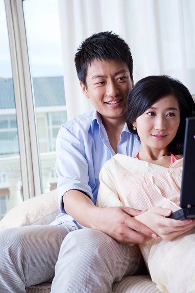 Khổ sở vì chồng đòi 'yêu' theo phim - 1