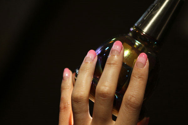 Đẹp và lạ những mẫu nail màu sắc - 9
