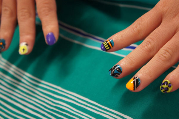 Đẹp và lạ những mẫu nail màu sắc - 12
