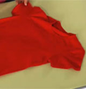 Video: Cách gấp áo phông thật nhanh và đẹp - 1