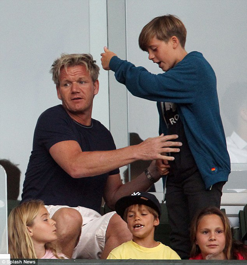 Con gái Beckham lại "show" ảnh - 3