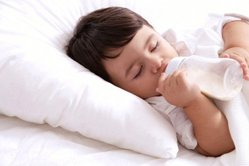 4 lý do nên cho trẻ uống sữa đêm - 1
