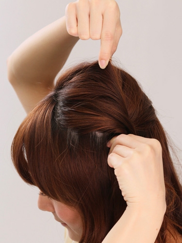 Kiểu tóc dễ thương dành cho tóc xoăn - 12