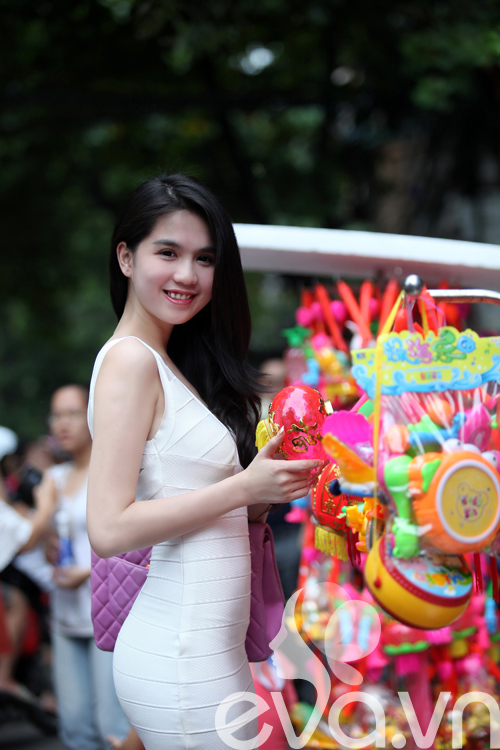 Dạo phố Trung Thu, Ngọc Trinh khoe 3 vòng hoàn hảo - 2