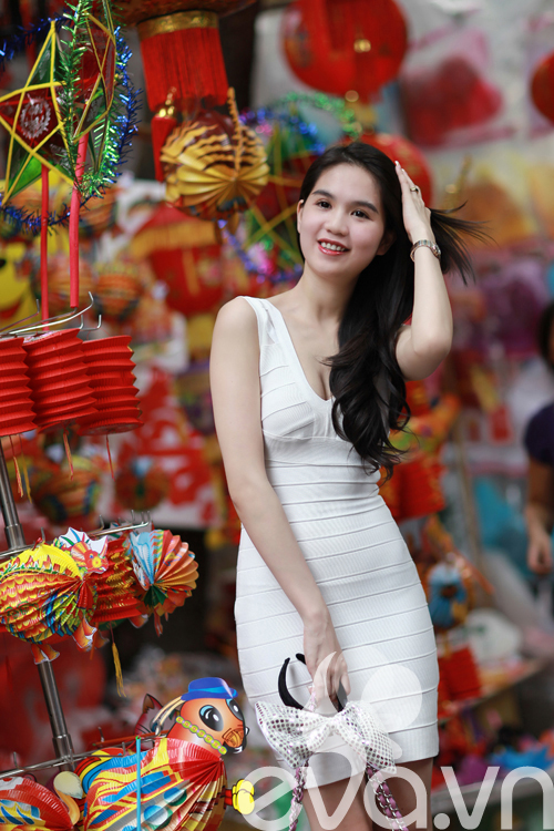 Dạo phố Trung Thu, Ngọc Trinh khoe 3 vòng hoàn hảo - 11