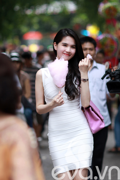 Dạo phố Trung Thu, Ngọc Trinh khoe 3 vòng hoàn hảo - 12