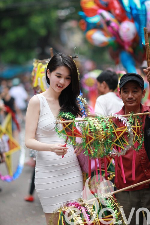 Dạo phố Trung Thu, Ngọc Trinh khoe 3 vòng hoàn hảo - 13