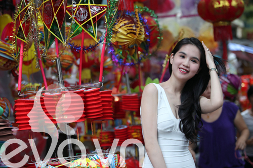 Dạo phố Trung Thu, Ngọc Trinh khoe 3 vòng hoàn hảo - 3