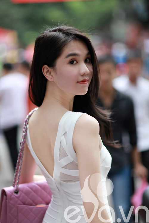 Dạo phố Trung Thu, Ngọc Trinh khoe 3 vòng hoàn hảo - 18