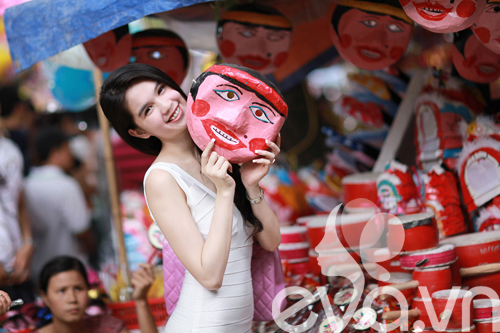 Dạo phố Trung Thu, Ngọc Trinh khoe 3 vòng hoàn hảo - 15