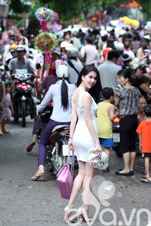 Dạo phố Trung Thu, Ngọc Trinh khoe 3 vòng hoàn hảo - 4